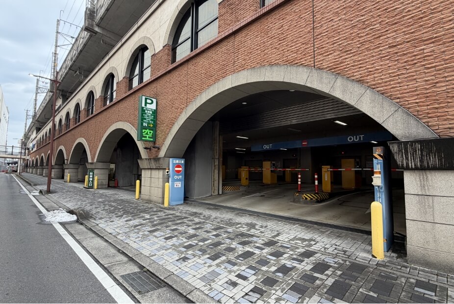 車でお越しの方